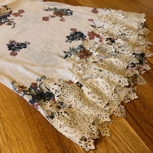 Floral Blouse With Lace bottom - Picture 3 of 3